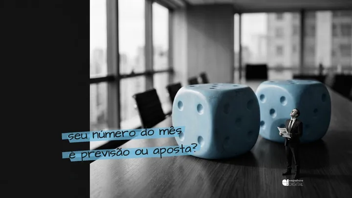 Dois dados gigantes em azul sobre a mesa de reunião e um executivo em miniatura olhando para eles com um relatório na mão. Anotação: seu número do mês é previsão ou aposta?